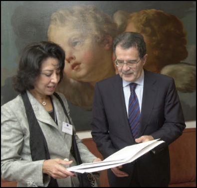 Romano Prodi recevant le rapport du Groupe des Sages (2003)