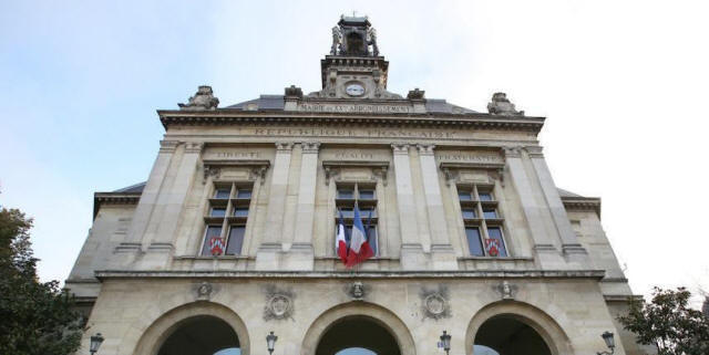 Polémique à Paris : la mairie du 20e interdirait à ses agents de parler "une langue étrangère" 