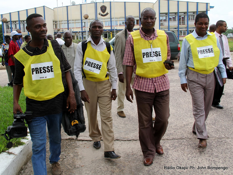 Journalistes congolais avec un gilet PRESSE