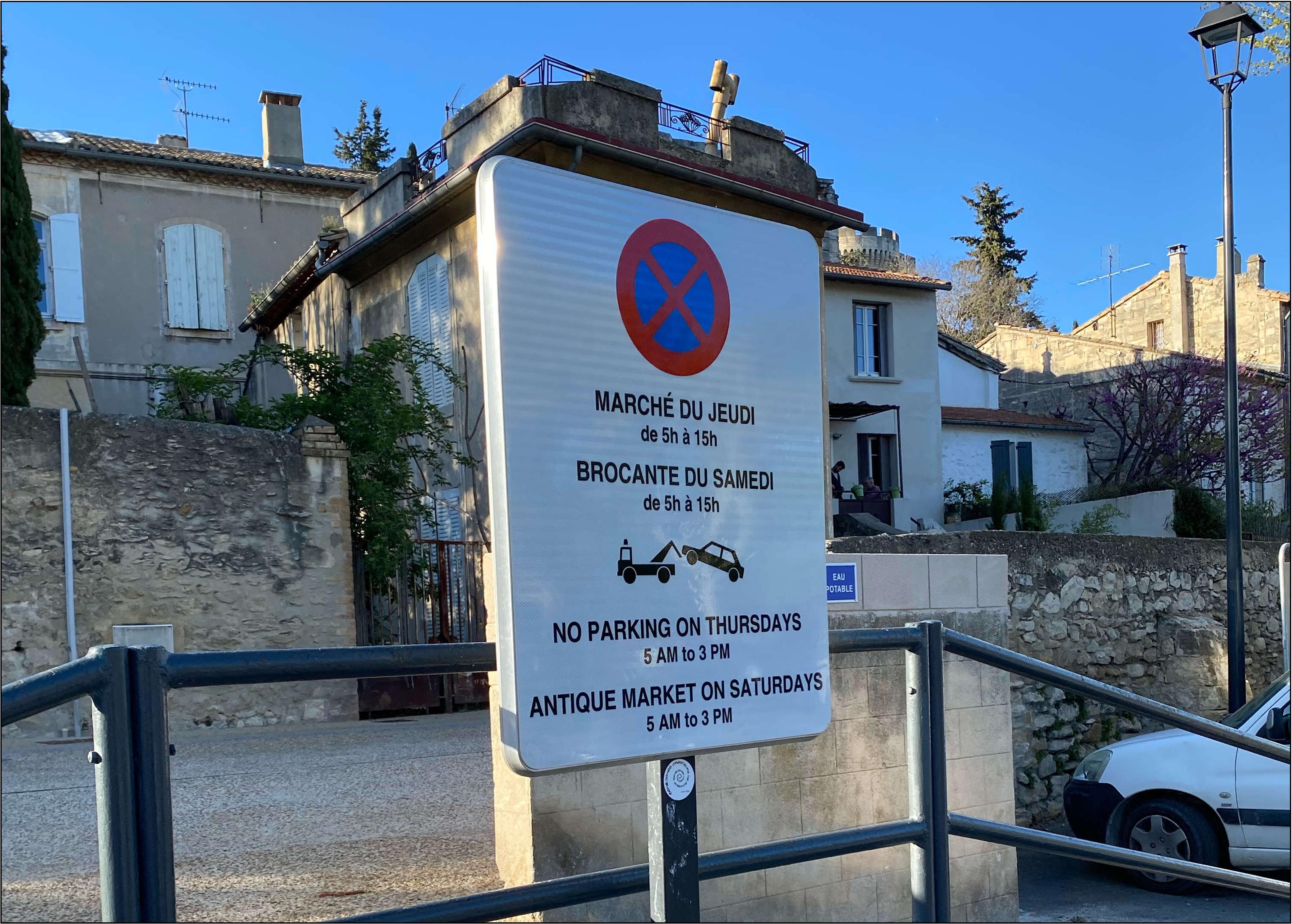 /Panneau en bilingue français-anglais à Villeneuve-lez-Avignon - Gard